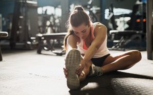 Mulher se aquecendo para pratica de exercícios