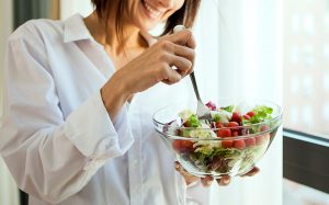 Mulher se alimentando corretamente