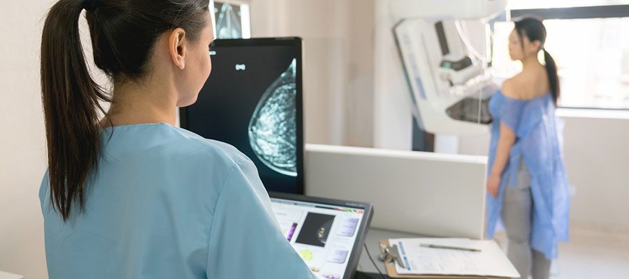 Mamografia sendo analisada