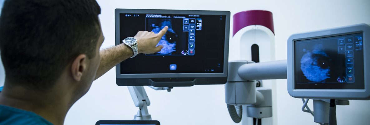 Doutor examina mamografia
