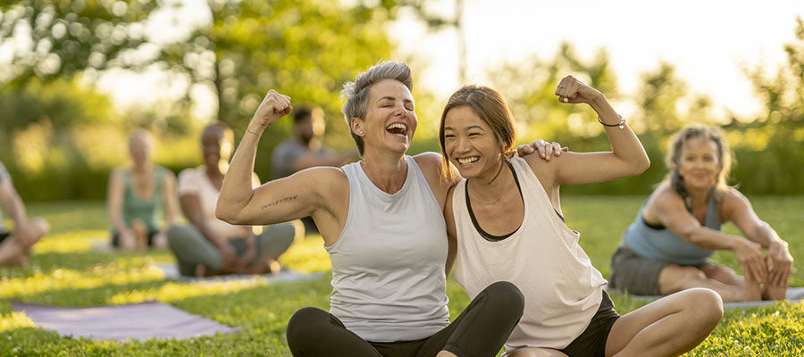 Mulheres sorrindo se exercitando no parque