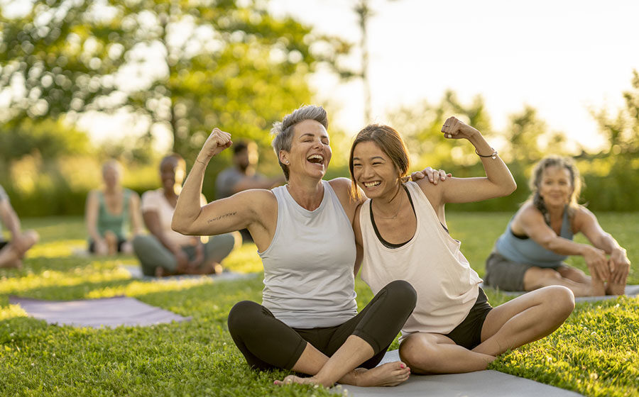 Mulheres sorrindo se exercitando no parque