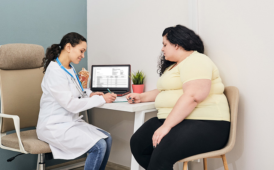 Mulher visita nutricionista para tratamento de obesidade
