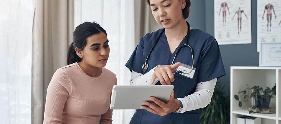 Jovem médica analisando mamografia de paciente