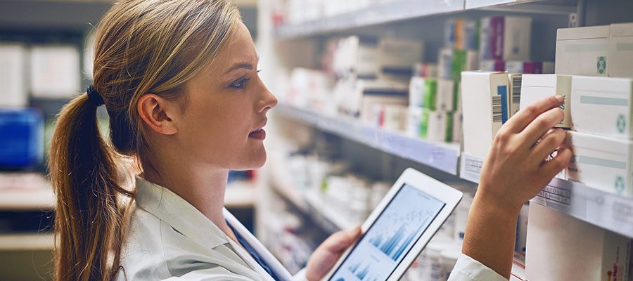 Enfermeira verificando medicação