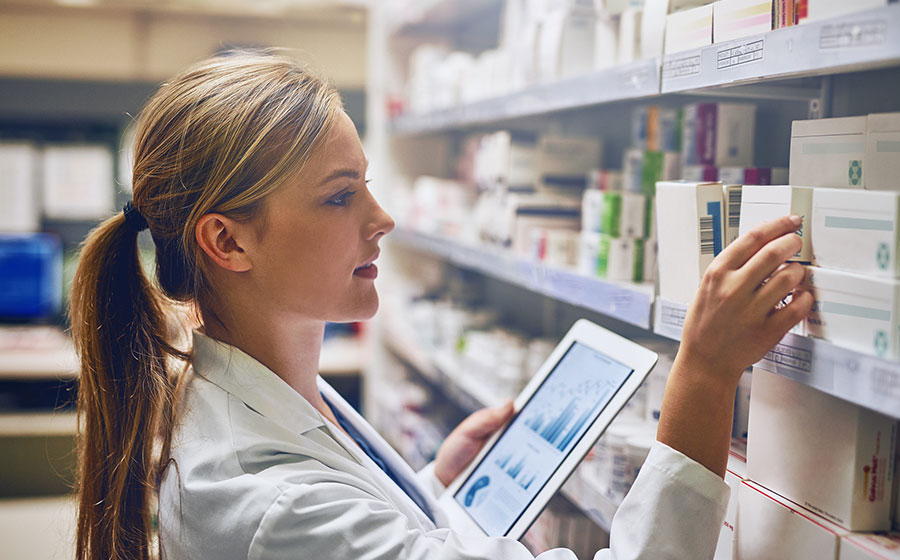 Enfermeira verificando medicação